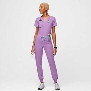 women's Lilac Dawn
Catarina™ - One-Pocket
Scrub Top - XS / Lilac